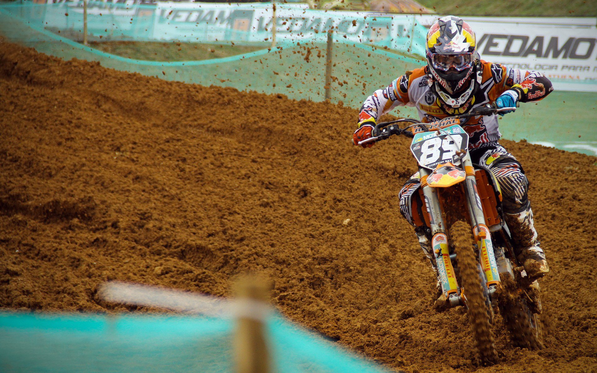 赛道上的永恒瞬间，布伦森关键制胜，F1年度争冠之夜